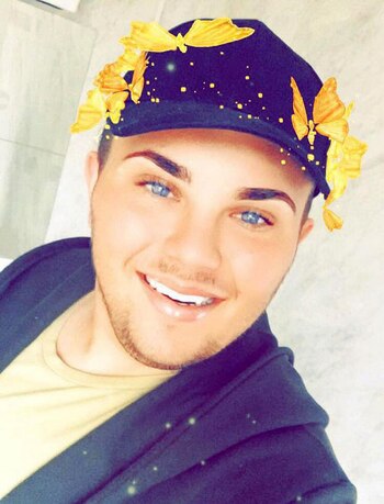 Con 19 años intenta parecerse