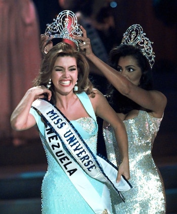 Alicia Machado al ser coronada