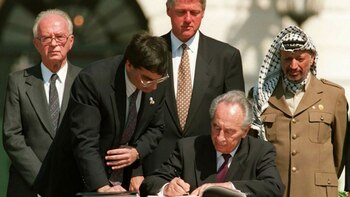 Peres en la firma del