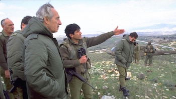 Peres con soldados del ejército
