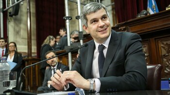 Marcos Peña sonríe mientras presenta