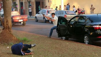 Un hombre dispara contra candidatos