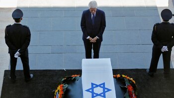 Bill Clinton presentó sus honores