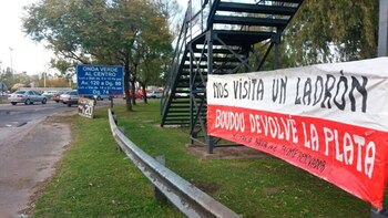 Fue colgado por militantes radicales