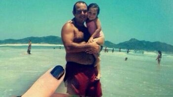 La joven junto a su padre en una foto vieja