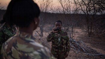Las mujeres llevan uniforme pero