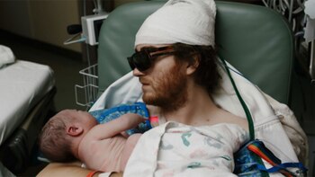 Cagney sostiene en brazos a