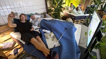 Amigos y desconocidos compartiendo un