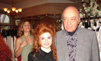 La diseñadora al lado del