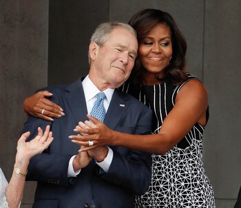 Michelle Obama abraza a George