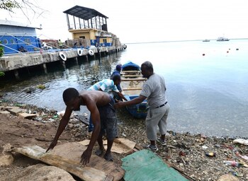 Pescadores ponen en reparo sus
