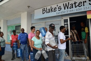 Residentes hace fila para llenar