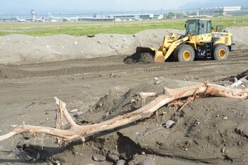 Una excavadora retira arena de