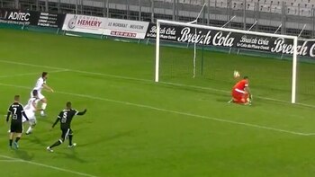 El arquero tapó un rebote