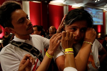 El desconsuelo de una joven colombiana luego de los resultados (Reuters)