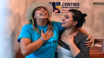 Dos colombianas celebran el triunfo del “No” (AFP)