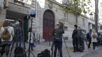 Medios se agolpan alrededor del