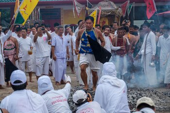 También caminan sobre brasas ardientes