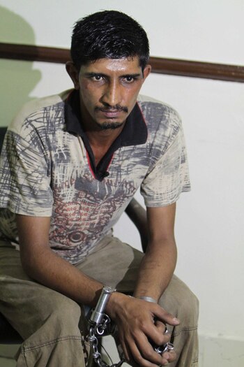 Mubeen Rajhu con las cadenas.