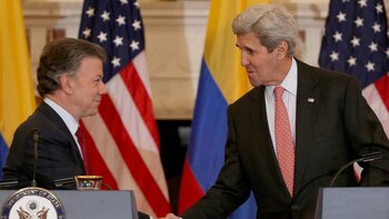 Juan Manuel Santos junto a