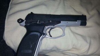 Hay dos prófugos por el