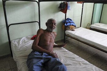 Un hombre descansa en el