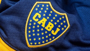 El escudo de Boca, entre