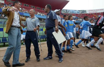 19 de diciembre de 2004: el DT Edgardo Bauza y los futbolistas del Sporting Cristal en el festejo del título del Torneo Clausura 2004 luego de vencer 4 a 2 al Club Universitario de Deportes en el Estadio Nacional