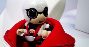 El robot bebé cuenta con