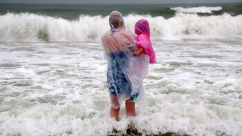 Una mujer y su niñas