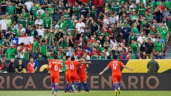 Hinchas mexicanos ante un gol