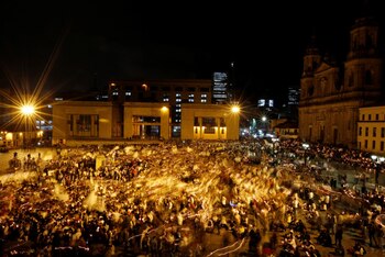Manifestantes reunidos en la plaza