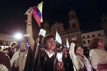 Los participantes llevaron en alto