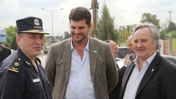 A la derecha, el intendente