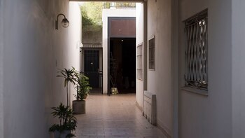 En la parte trasera de