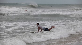 Un surfer en Miami Beach