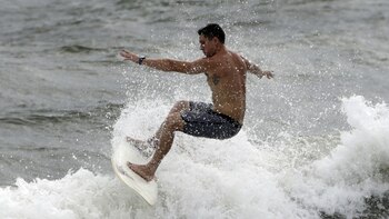 Un surfista en la localidad