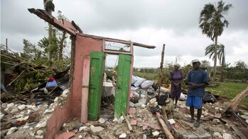 Una puerta torcida, lo único