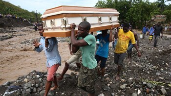 En la localidad de Jeremie, las autoridades empezaron a enterrar a los muertos en fosas comunes (EFE)