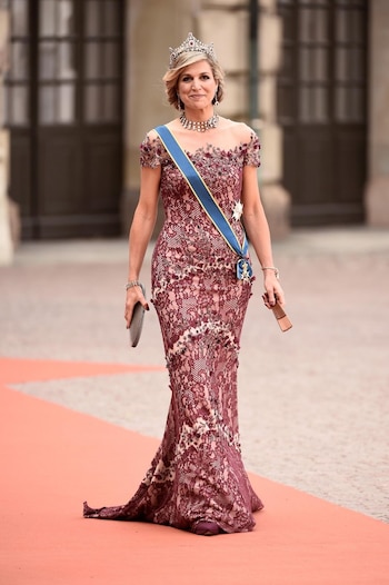El 13 de junio de 2015 con un pieza de alta costura que ya había lucido antes y volvió a elegir para la Boda Real del príncipe Carlos Felipe de Suecia y Sofia Hellqvist (Photo by Ian Gavan/Getty Images)