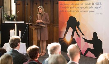 La reina Máxima asiste al quinto aniversario de Schulhulpmaatje, una organización que ofrece ayuda a individuos con problemas financieros y deudas. ( Michel Porro/Getty Images)