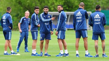 Gaitán, Banega y Mercado, tres que serán titulares ante Paraguay (AFP)