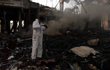 Un hombre saca fotos en