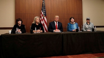 Donald Trump compareció junto a Juanita Broaddrick, Paula Jones, Kathleen Willey y Kathy Shelton (Reuters)