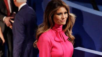 Melania Trump durante la noche del debate: eligió una camisa de Gucci llamada Pussy-Bow (AP)