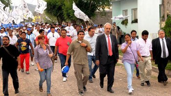 (Jujuy al momento) Nivello – con traje – junto Sala