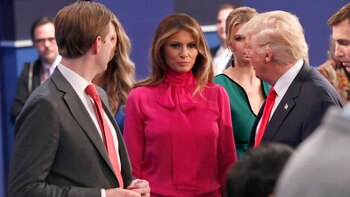Melania junto a su marido luego del escándalo de las grabaciones (Reuters)