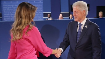 Melania Trump saluda al ex presidente de los Estados Unidos Bill Clinton (EFE)