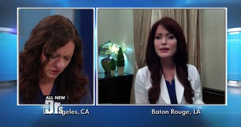 Pamela dialoga telefónicamente con la doctora Sonia Batra, dermatóloga