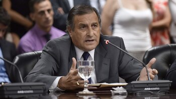 El senador Ángel Rozas presentó